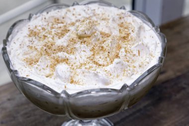 Kremalı hindistan cevizi şekeri ve cam kasede tarçın..