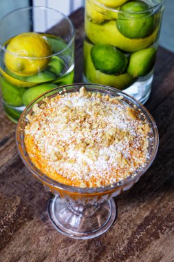 Kremalı hindistan cevizi şekeri ve cam kasede tarçın..