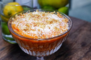 Kremalı hindistan cevizi şekeri ve cam kasede tarçın..