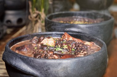 Otantik Brezilyalı Feijoada Clay Pots 'ta hizmet verdi