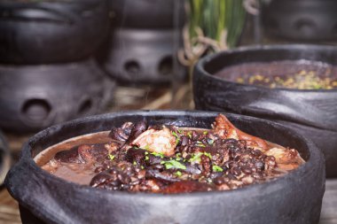 Otantik Brezilyalı Feijoada Clay Pots 'ta hizmet verdi