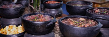 Otantik Brezilyalı Feijoada Clay Pots 'ta hizmet verdi