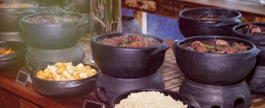Otantik Brezilyalı Feijoada Clay Pots 'ta hizmet verdi