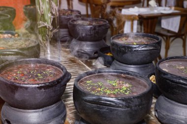 Otantik Brezilyalı Feijoada Clay Pots 'ta hizmet verdi
