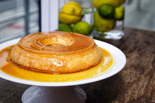 Tabakta yoğunlaştırılmış sütlü puding 