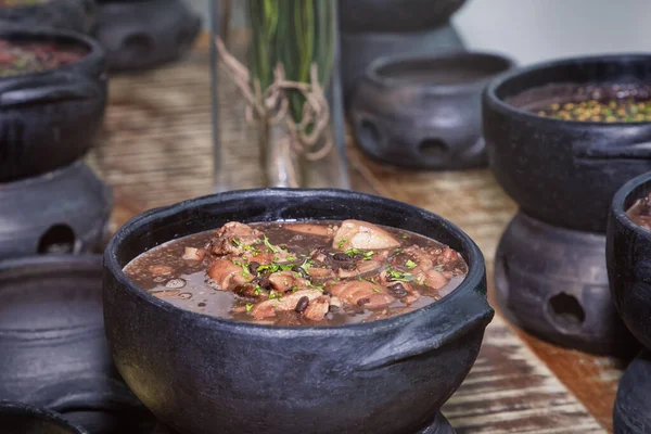 Otantik Brezilyalı Feijoada Clay Pots 'ta hizmet verdi