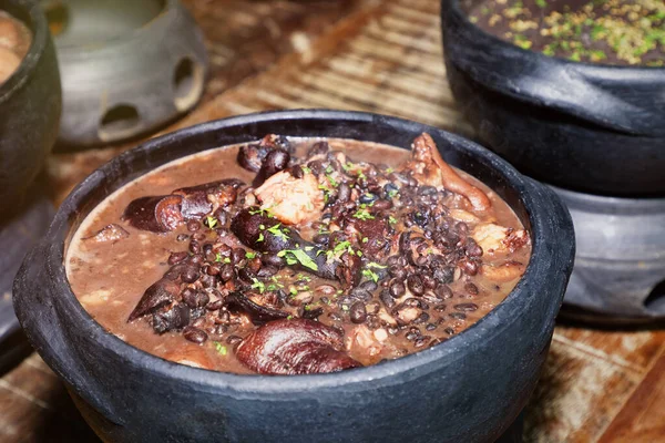 Otantik Brezilyalı Feijoada Clay Pots 'ta hizmet verdi