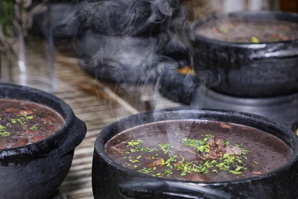 Otantik Brezilyalı Feijoada Clay Pots 'ta hizmet verdi
