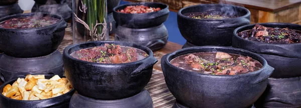 Otantik Brezilyalı Feijoada Clay Pots 'ta hizmet verdi