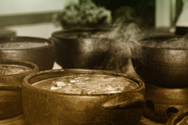 Otantik Brezilyalı Feijoada Clay Pots 'ta hizmet verdi