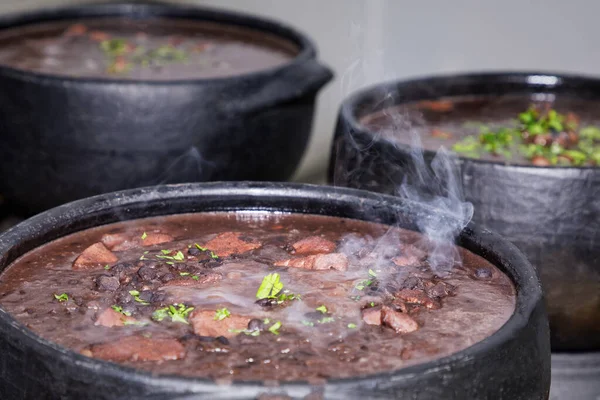 Otantik Brezilyalı Feijoada Clay Pots Hizmet Verdi — Stok fotoğraf