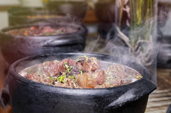 Autêntico Brasileiro Feijoada Servido Vasos Barro — Fotografia de Stock