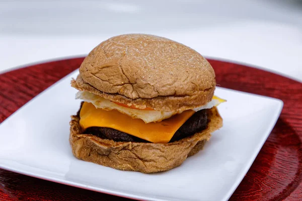 Πεντανόστιμο Cheeseburger Τυρί Τηγανητό Αυγό Και Κρέας Σερβίρεται Στο Λευκό — Φωτογραφία Αρχείου