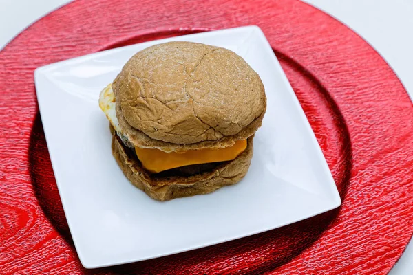 Πεντανόστιμο Cheeseburger Τυρί Τηγανητό Αυγό Και Κρέας Σερβίρεται Στο Λευκό — Φωτογραφία Αρχείου