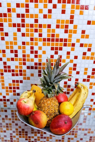 Bandeja Acero Inoxidable Con Frutas Piña Plátanos Mangos Naranjas Manzanas — Foto de Stock