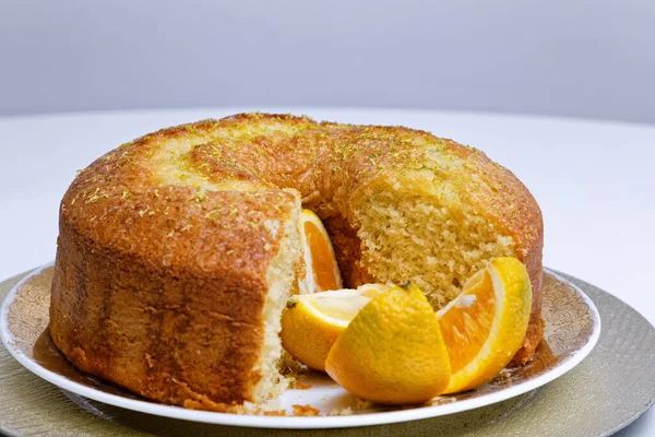 Gurme ev yapımı portakallı pasta ve dilimlenmiş portakalların yakın çekim görüntüsü   