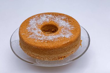 Şeffaf tabakta servis edilen ev yapımı hindistan cevizli kek..