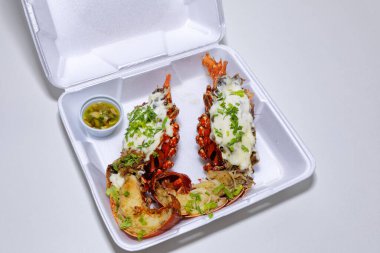 Termidor ve kapari soslu ıstakoz kutusu..