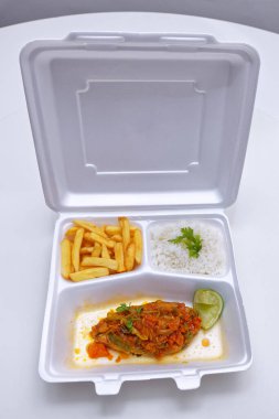 Bir kutu közlenmiş altın biftek, pilav ve patates kızartması..