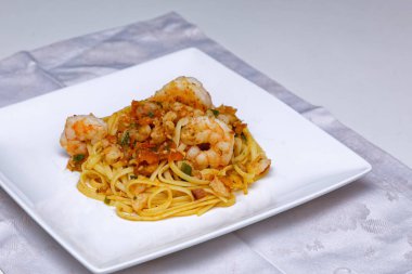 Karides soslu lezzetli spagetti makarna manzarası.