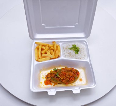 Bir kutu közlenmiş altın biftek, pilav ve patates kızartması..