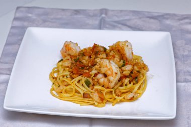 Karides soslu lezzetli spagetti makarna manzarası.