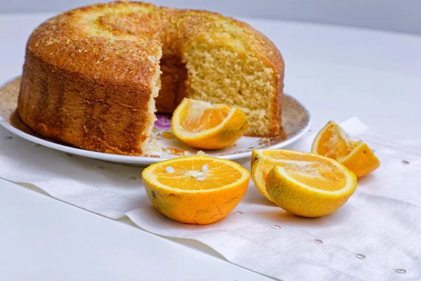 Finom Házi Készítésű Narancsos Torta Csípős Tetejével Szeletelt Narancsokkal — Stock Fotó