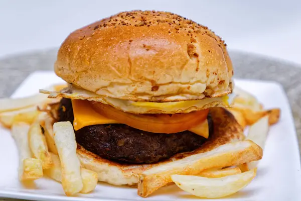Πεντανόστιμο Cheeseburger Ψωμί Μπέικον Τυρί Τηγανητό Αυγό Και Κρέας Τηγανητές — Φωτογραφία Αρχείου