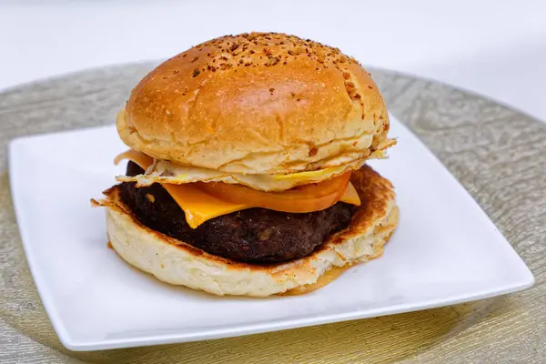 Πεντανόστιμο Cheeseburger Τυρί Τηγανητό Αυγό Και Κρέας Σερβίρεται Λευκό Πιάτο — Φωτογραφία Αρχείου