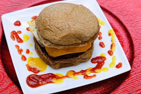 Νόστιμο Αυστραλιανό Cheeseburger Ψωμί Τυρί Τηγανητό Αυγό Και Κρέας Σερβίρεται — Φωτογραφία Αρχείου