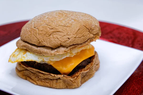 Πεντανόστιμο Cheeseburger Τυρί Τηγανητό Αυγό Και Κρέας Σερβίρεται Στο Λευκό — Φωτογραφία Αρχείου