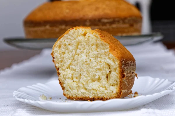 Tabakta servis edilen lezzetli ev yapımı pastanın yakın plan görüntüsü.