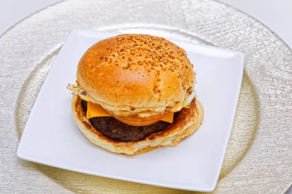 Πεντανόστιμο Cheeseburger Ψωμί Μπέικον Τυρί Τηγανητό Αυγό Και Κρέας Σερβίρεται — Φωτογραφία Αρχείου