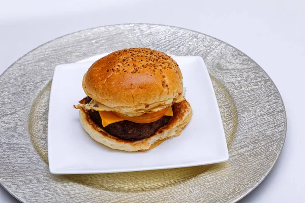 Πεντανόστιμο Cheeseburger Τυρί Τηγανητό Αυγό Και Κρέας Σερβίρεται Λευκό Πιάτο — Φωτογραφία Αρχείου