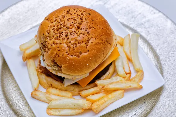 Πεντανόστιμο Cheeseburger Ψωμί Μπέικον Τυρί Τηγανητό Αυγό Και Κρέας Τηγανητές — Φωτογραφία Αρχείου