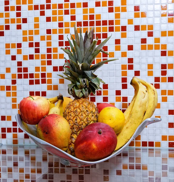 Bandeja Acero Inoxidable Con Frutas Piña Plátanos Mangos Naranjas Manzanas — Foto de Stock