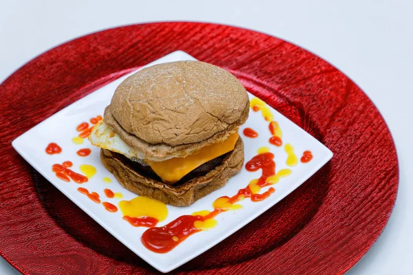 Νόστιμο Αυστραλιανό Cheeseburger Ψωμί Τυρί Τηγανητό Αυγό Και Κρέας Σερβίρεται — Φωτογραφία Αρχείου