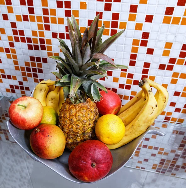 Bandeja Acero Inoxidable Con Frutas Piña Plátanos Mangos Naranjas Manzanas — Foto de Stock