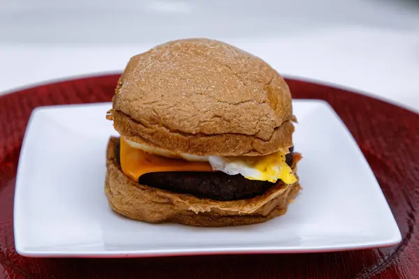 Πεντανόστιμο Cheeseburger Τυρί Τηγανητό Αυγό Και Κρέας Σερβίρεται Στο Πιάτο — Φωτογραφία Αρχείου