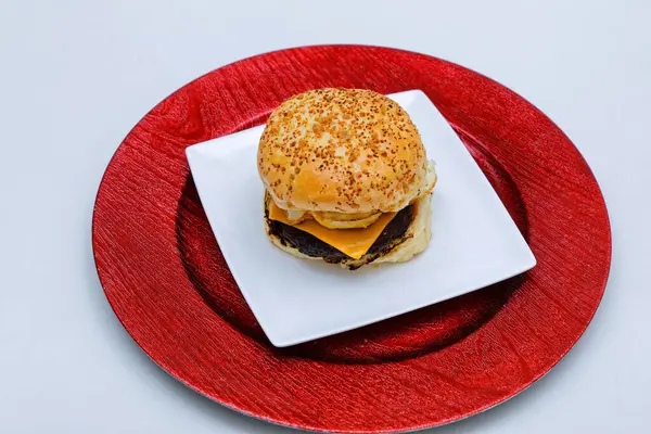 Πεντανόστιμο Cheeseburger Ψωμί Μπέικον Τυρί Τηγανητό Αυγό Και Κρέας Σερβίρεται — Φωτογραφία Αρχείου