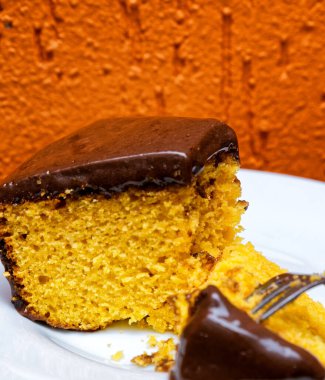 Çikolata kremalı ev yapımı havuçlu kek.  