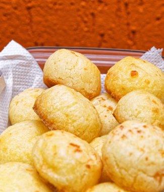 Cam tabakta servis edilen peynirli ekmek..