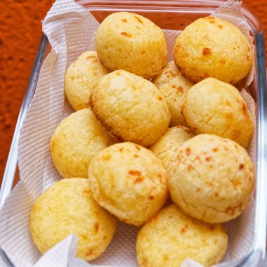 Cam tabakta servis edilen peynirli ekmek..