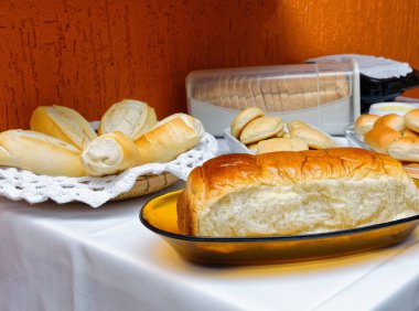 Ekmek, kek, peynir ve simit ile kahvaltı masası..