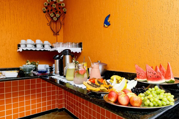 Mesa Café Manhã Com Sucos Frutas Iogurte — Fotografia de Stock