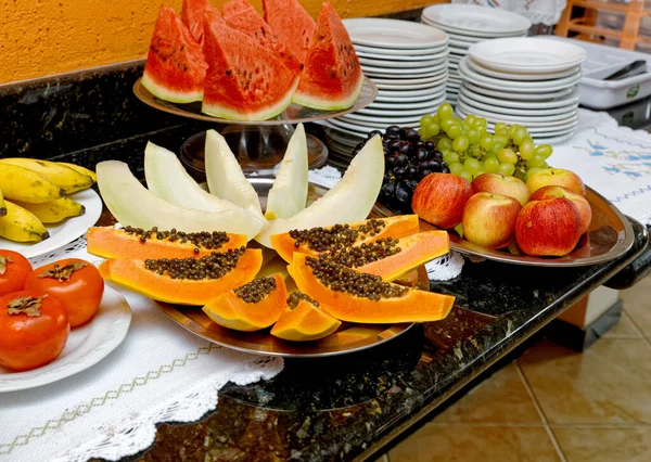 Vista Cerca Frutas Frescas Maduras Platos Sobre Mesa — Foto de Stock