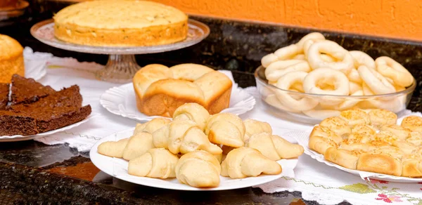 Mesa Pequeno Almoço Com Deliciosos Pães Bolos Pão Queijo Bagels — Fotografia de Stock