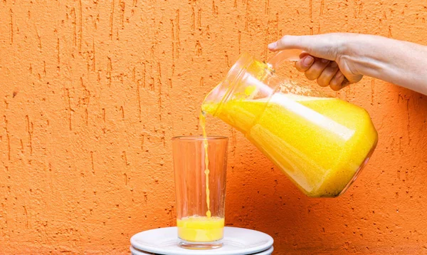 Обрезанный Снимок Человека Наливающего Апельсиновый Сок Банки Стекло — стоковое фото