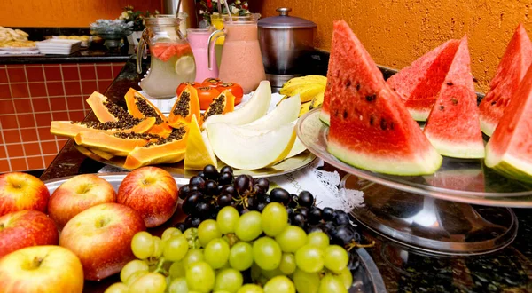 Stół Śniadaniowy Sokami Owocami Jogurtem Widok Bliska — Zdjęcie stockowe