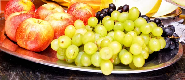 Vista Cerca Frutas Frescas Maduras Plato Sobre Mesa — Foto de Stock